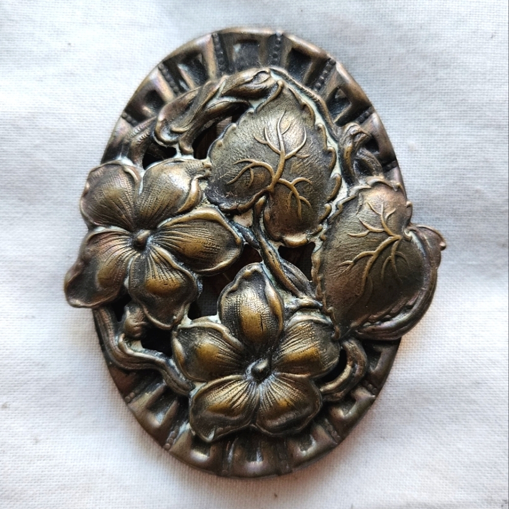 Vtg Art Nouveau Style Repousse Gold/Brass Tone Dress Clip